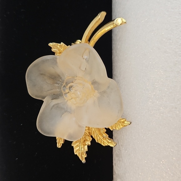 Lucite Flower with Goldtone Leaves & Stems Brooch and/or Pendant - Picture 1 of 7